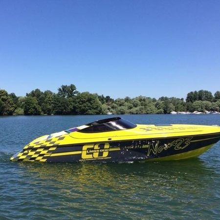 Gelb-schwarzes Motorboot Nova 23 auf einem See, Boot Reparatur und Inspektion bei ASR AutoService Richter in Malsch