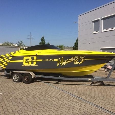Motorboot Nova 23 auf einem Anhänger, bereit für Reparatur und Wartung bei ASR AutoService Richter in Malsch