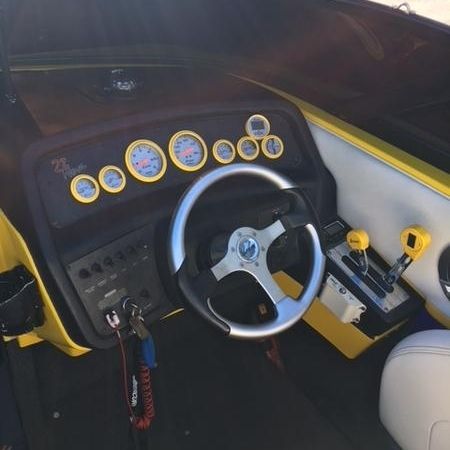 Cockpit eines Motorboots mit gelben Anzeigen und Steuerungselementen, Bootselektrik-Service bei ASR AutoService Richter in Malsch