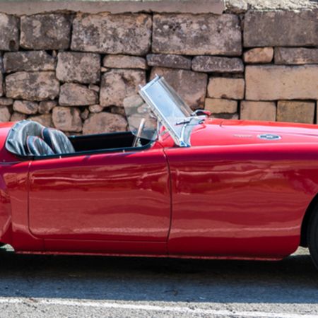 Roter klassischer Roadster an einer Steinmauer, ASR AutoService Richter, Youngtimer-Pflege in Malsch