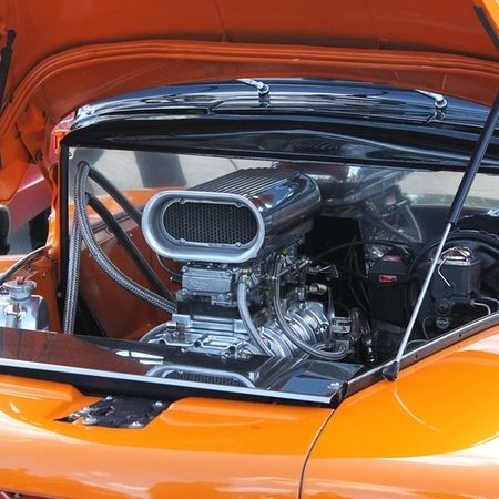 Motor eines orangefarbenen Oldtimers, geöffnet für Restaurierung bei ASR AutoService Richter in Malsch